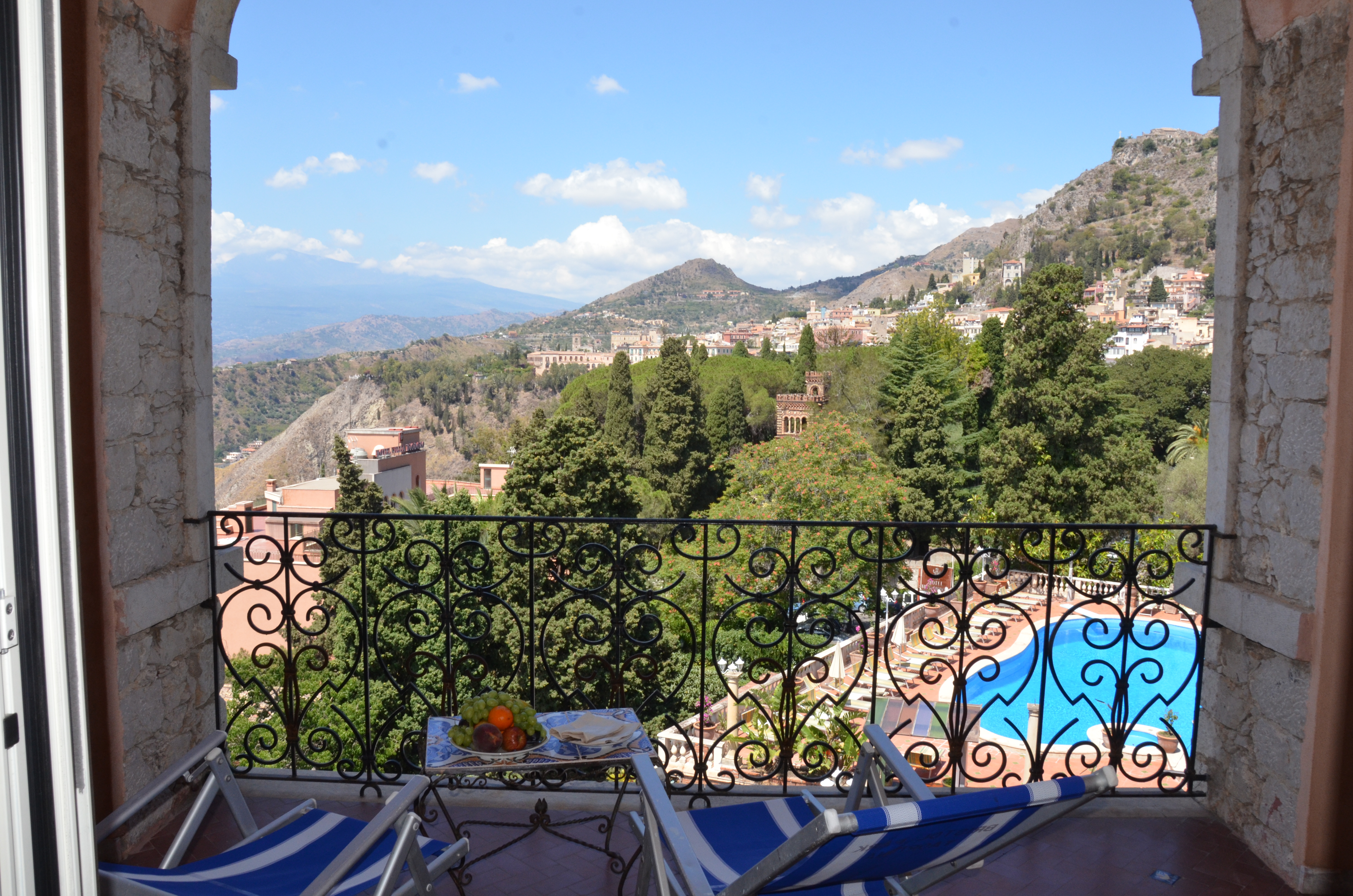 Udsigt til Etna fra værelse på Taormina Park Hotel på Sicilien.