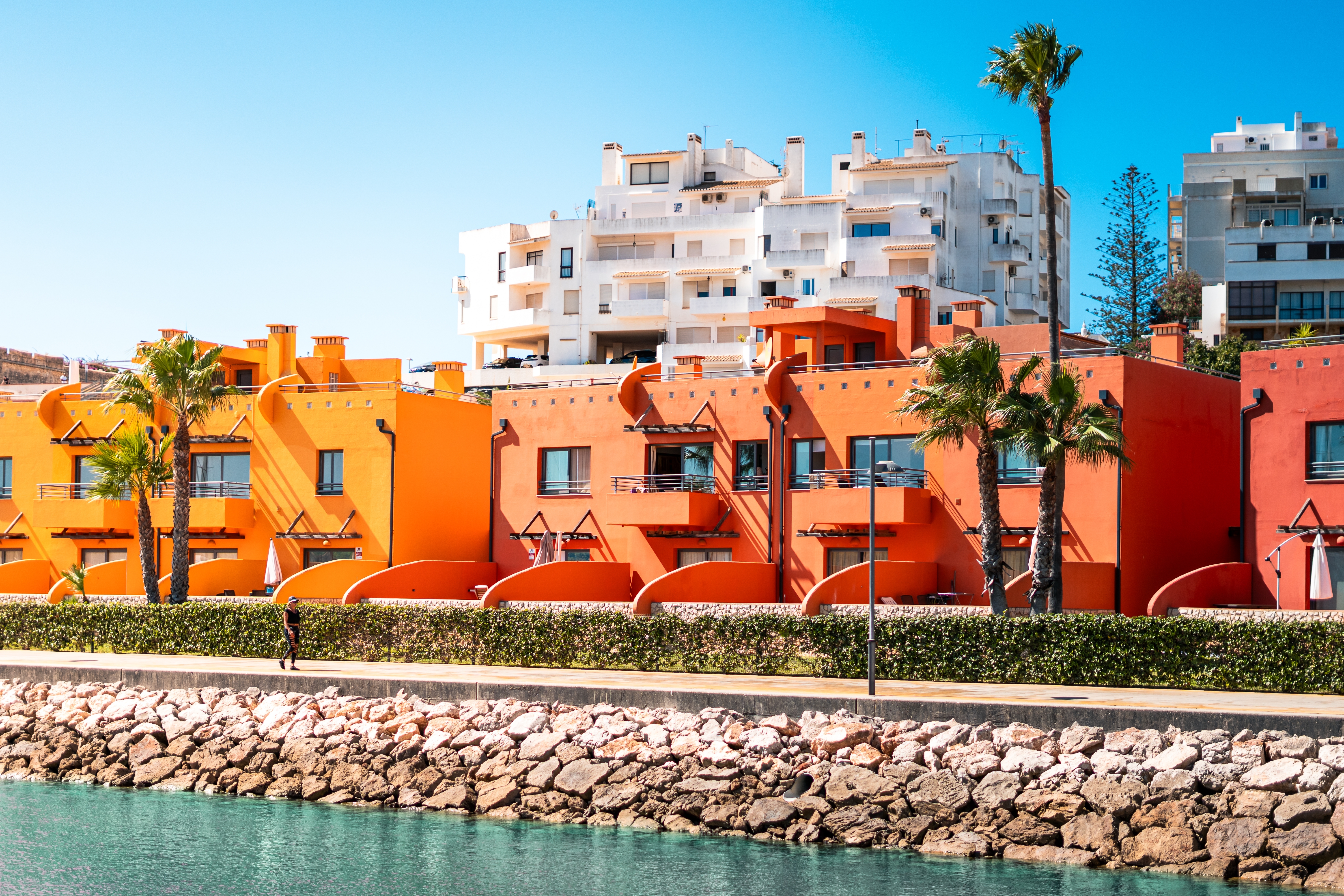 Kulørte huse ved Portimão i Portugal.