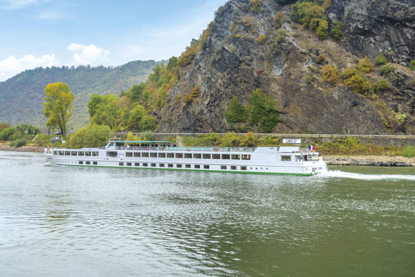 Flodkrydstogtskibet MS Mona Lisa på Rhinen ved Lorelei-klippen.