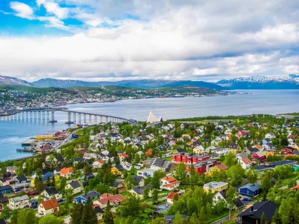 Luftfoto af Tromsø om sommeren.