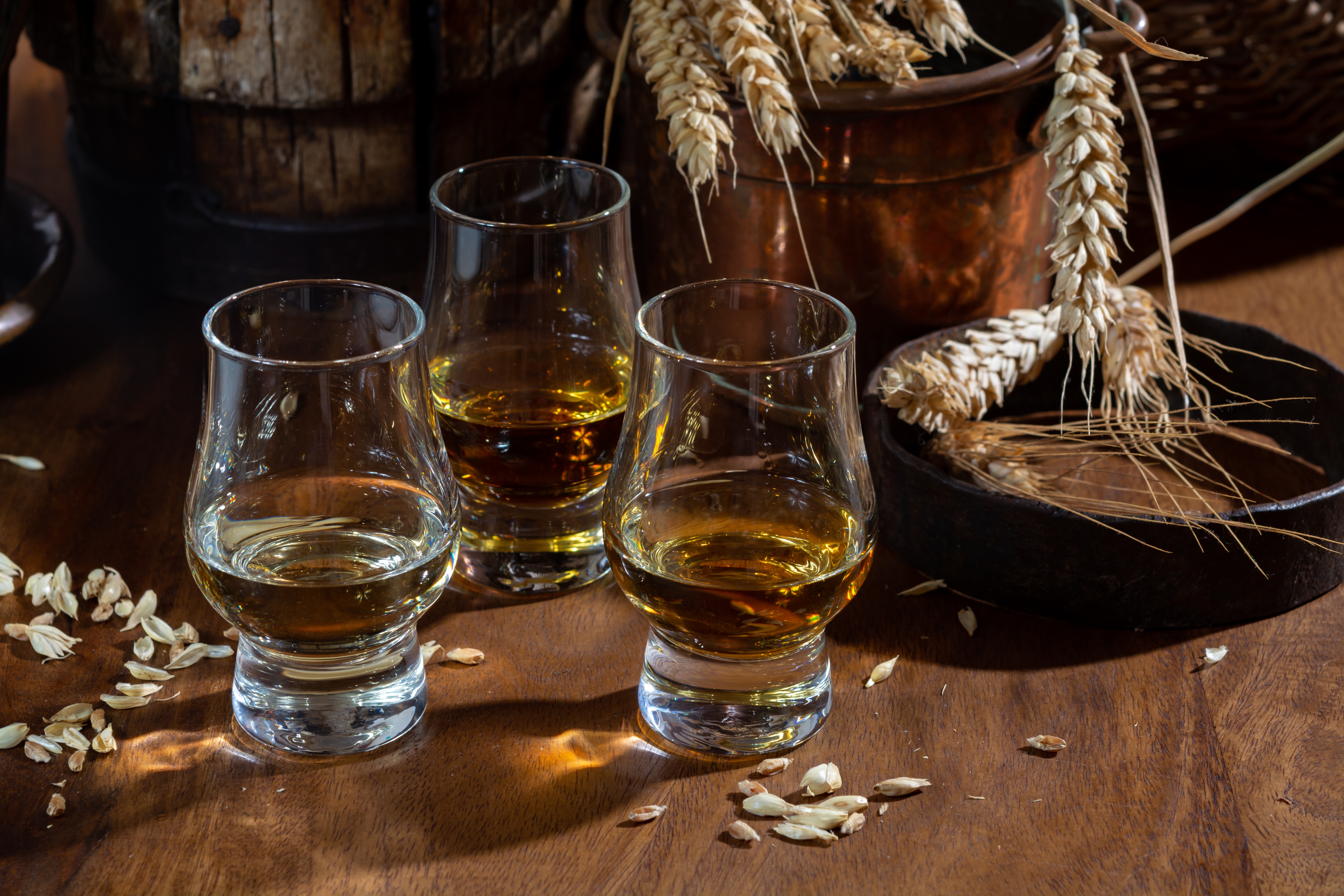 Tre whiskyglas med whisky.