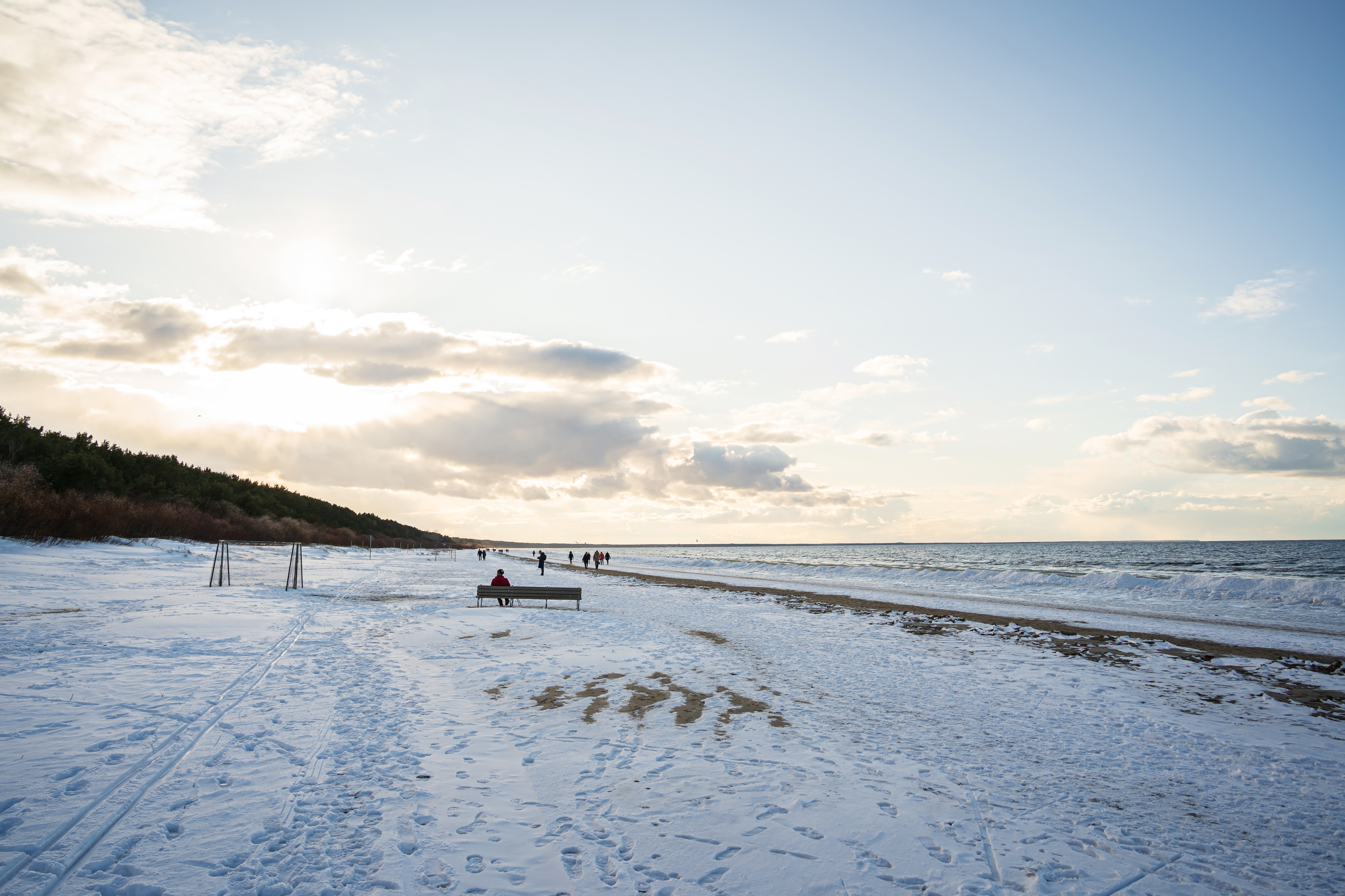 Strand om vinteren ved østersøkysten i Jurmala i Letland.