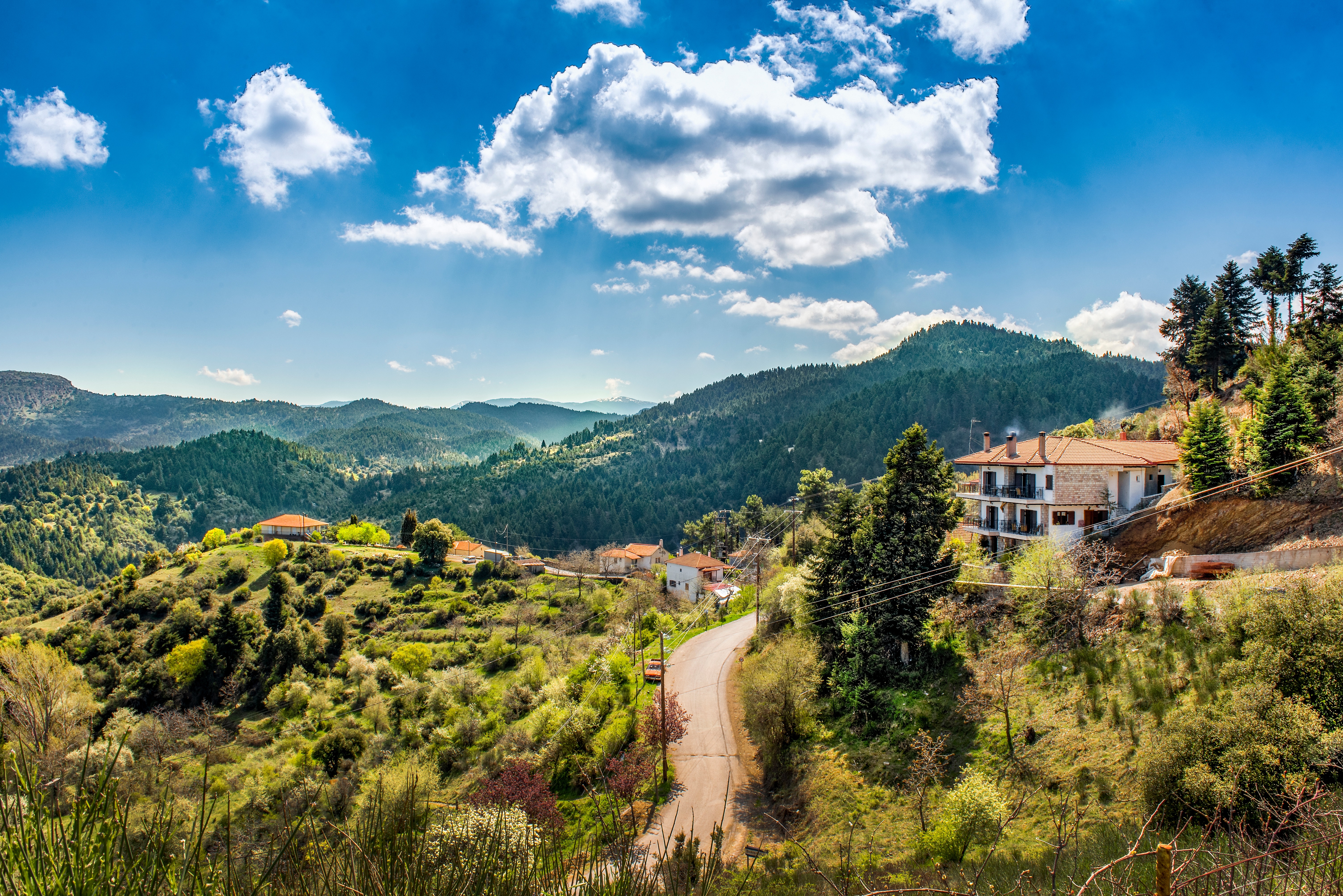Udsigt over den lille bjergby Valtesiniko i Grækenland.