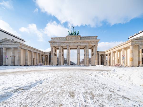 Brandenburger Tor og pladsen foran er dækket i sne.