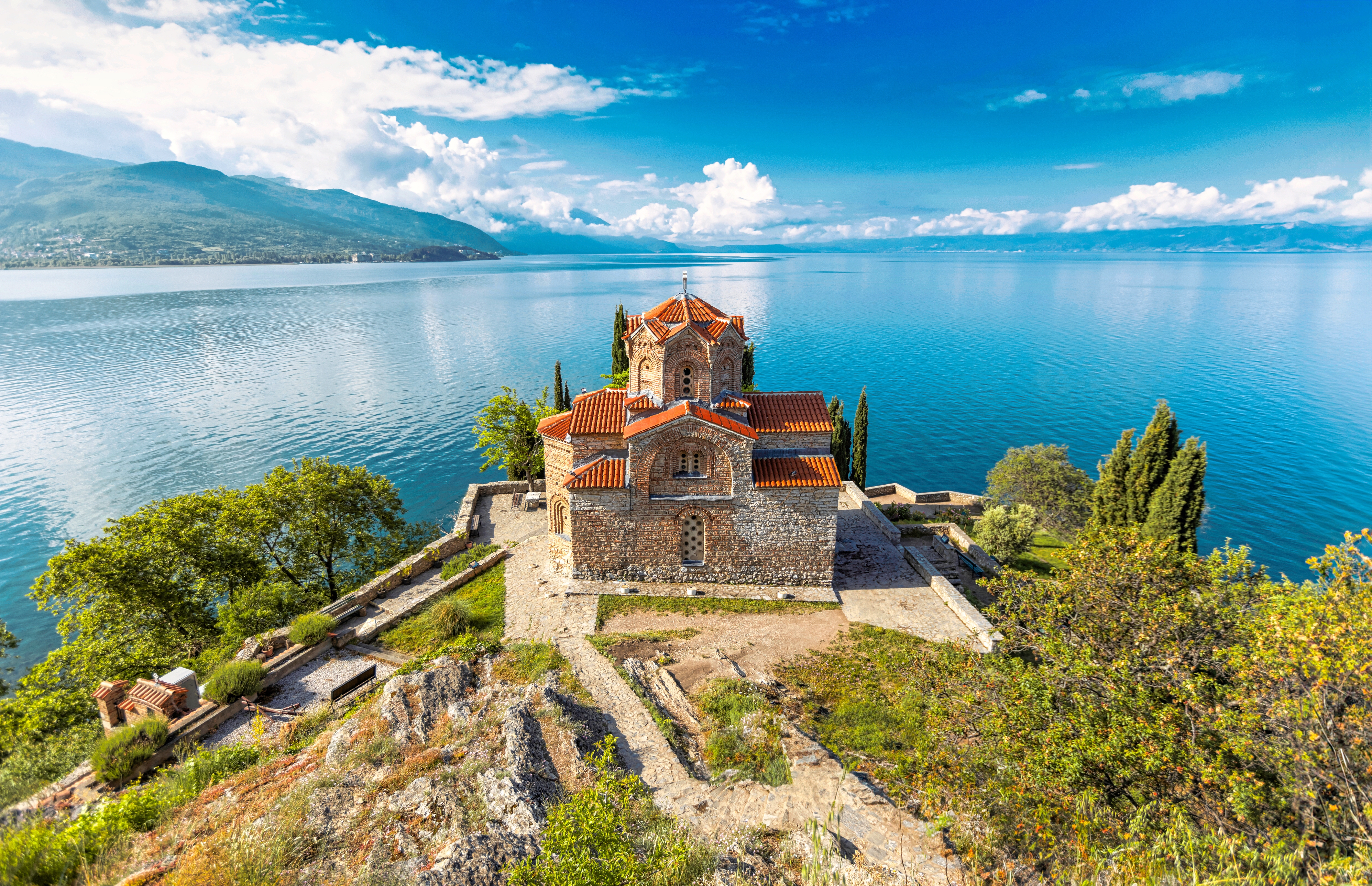 Panoramabillede over Ohrid-søen i Nordmakedonien.