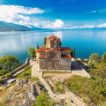 Panoramabillede over Ohrid-søen i Nordmakedonien.