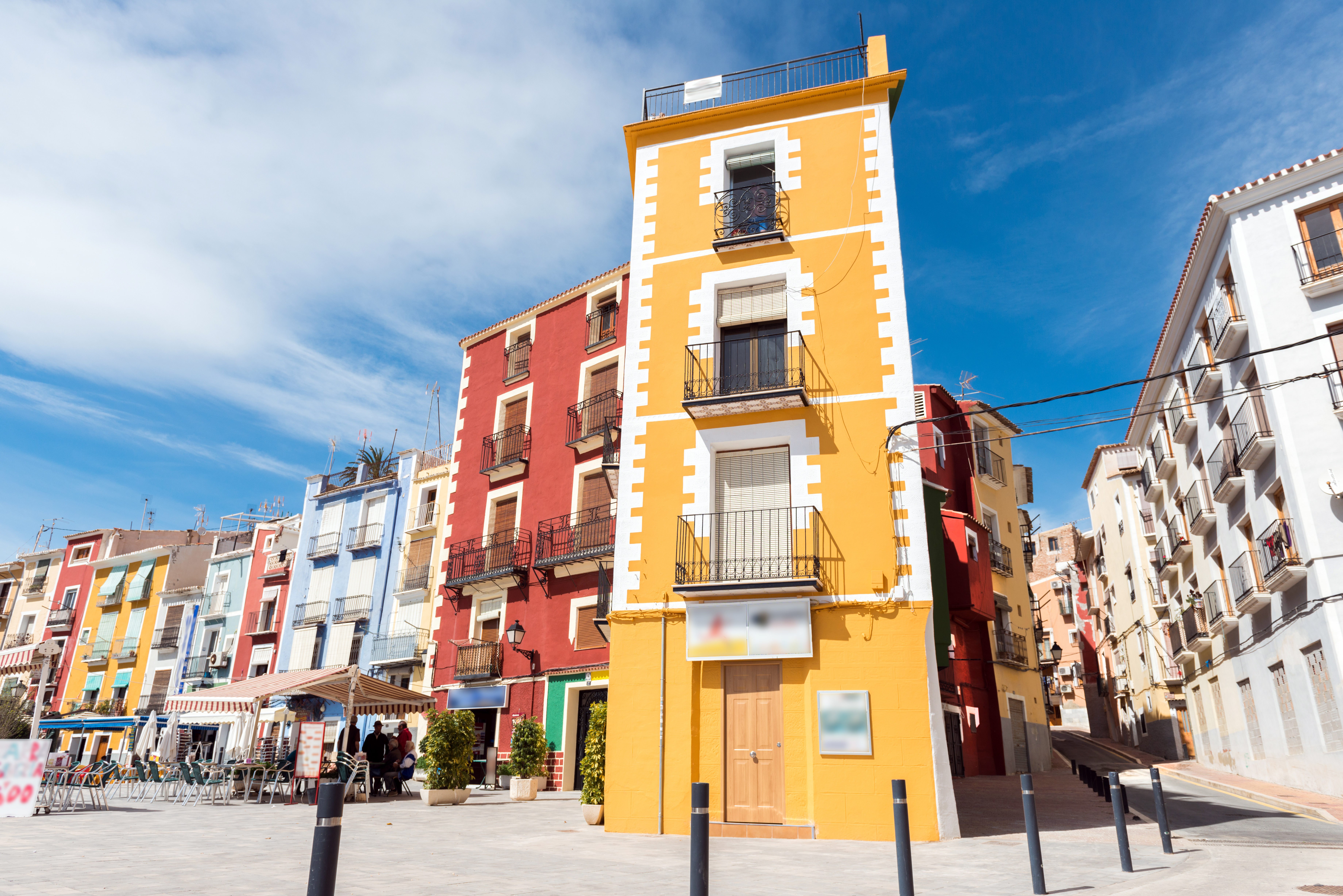 Farverige huse i Villajoyosa ved Costa Blanca i Alicante i Spanien.