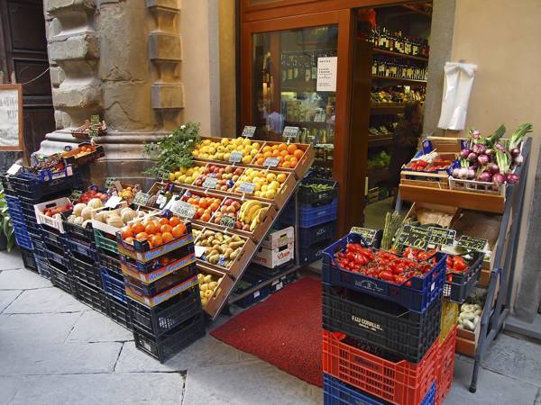 Kasser med frugt og grønt til salg foran en butik i Italien.