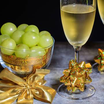 Spansk nytårstradition, hvor der spises tolv vindruer.