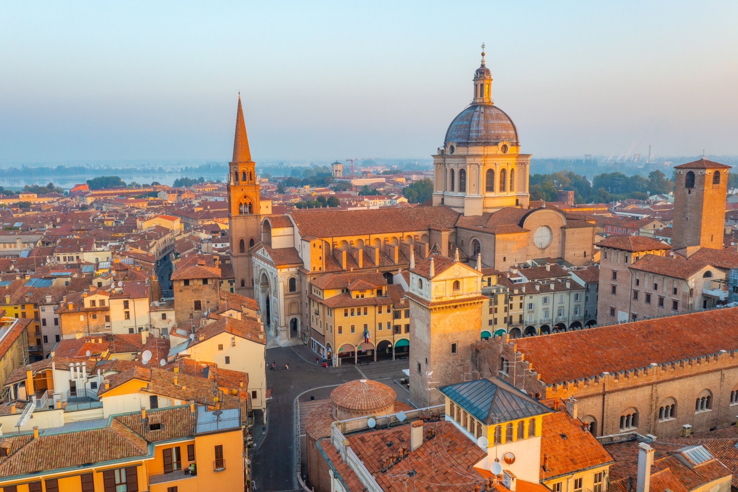 Den smukke domkirke Sant’Andrea i Mantova i Italien.