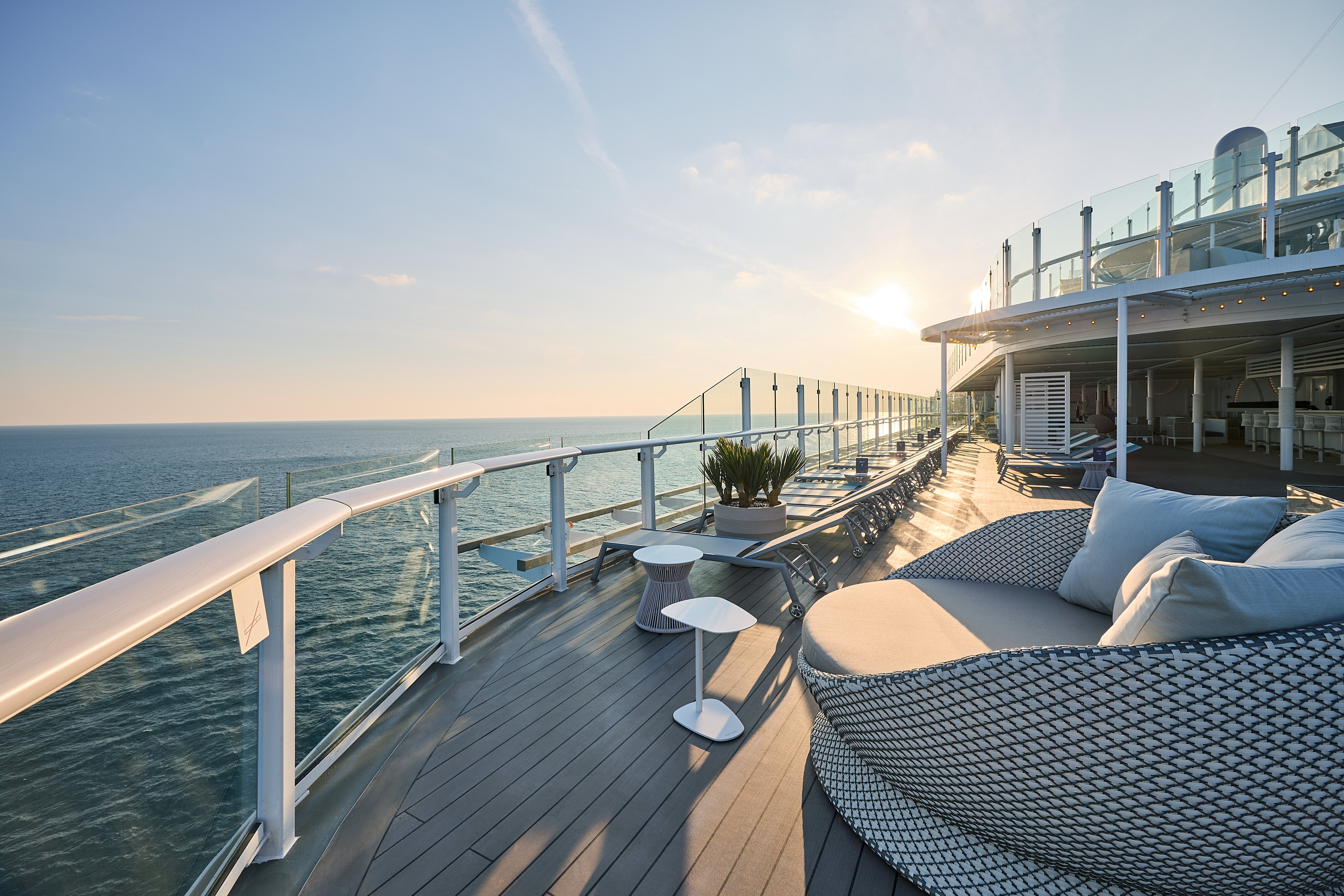 Nyd udsigten fra baren ved soldækket på Mein Schiff Relax.