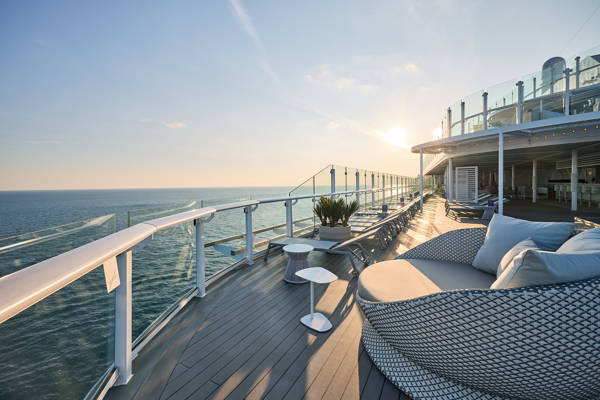 Nyd udsigten fra baren ved soldækket på Mein Schiff Relax.