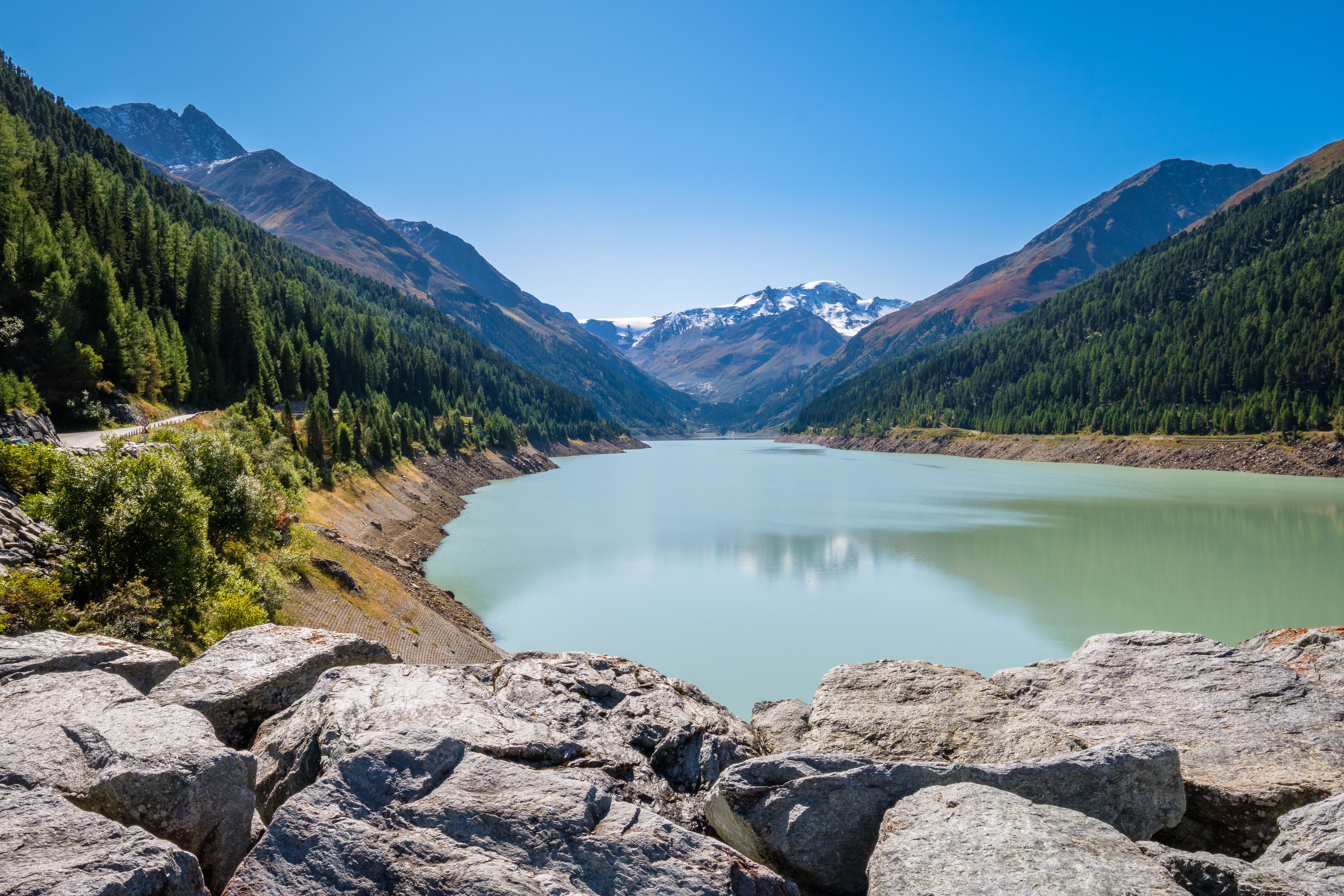 Den imponerende sø Gepatsch Stausee i Kaunertal i Østrig.
