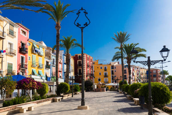 Promenaden ved stranden i Villajoyosa på Costa Blanca i Alicante i Spanien.