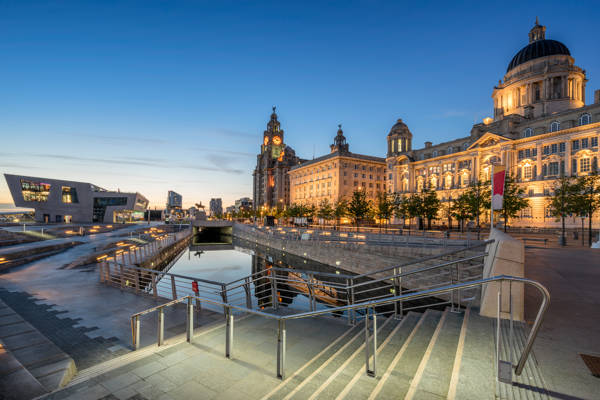 Albert Dock og The Three Graces i Liverpool i England.