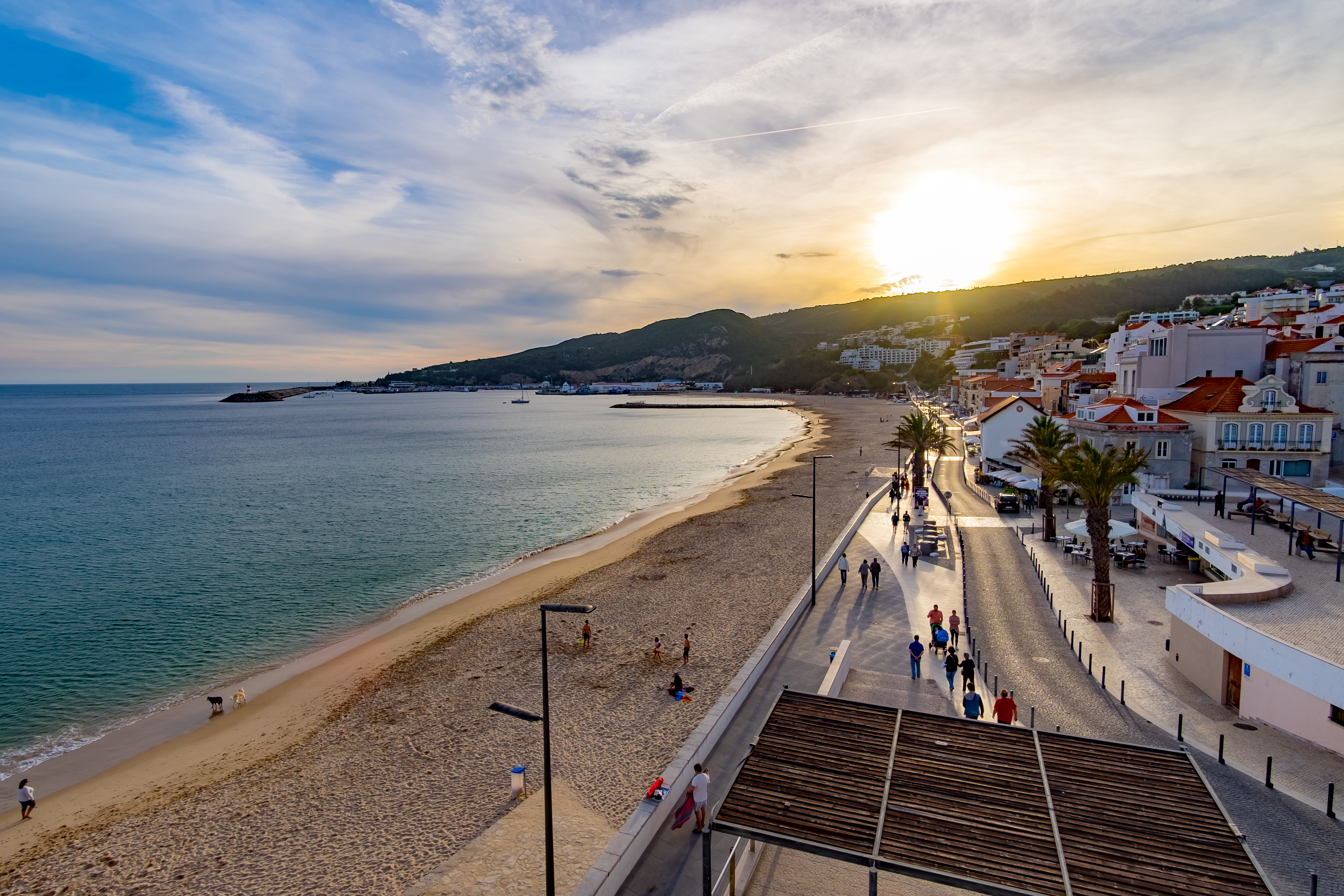 Solnedgang ved stranden i Sesimbra i Portugal.