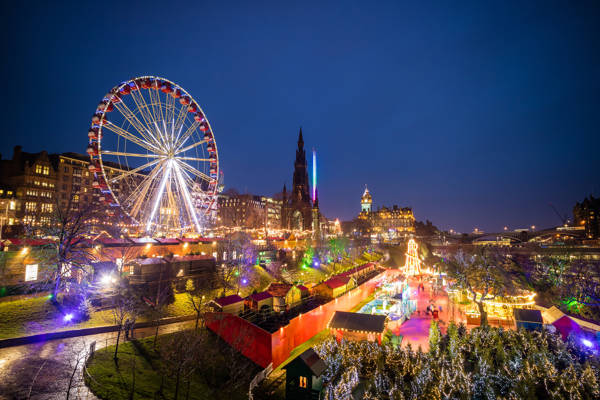 Julemarkedet ved Princes Street i Edinburgh i Skotland.