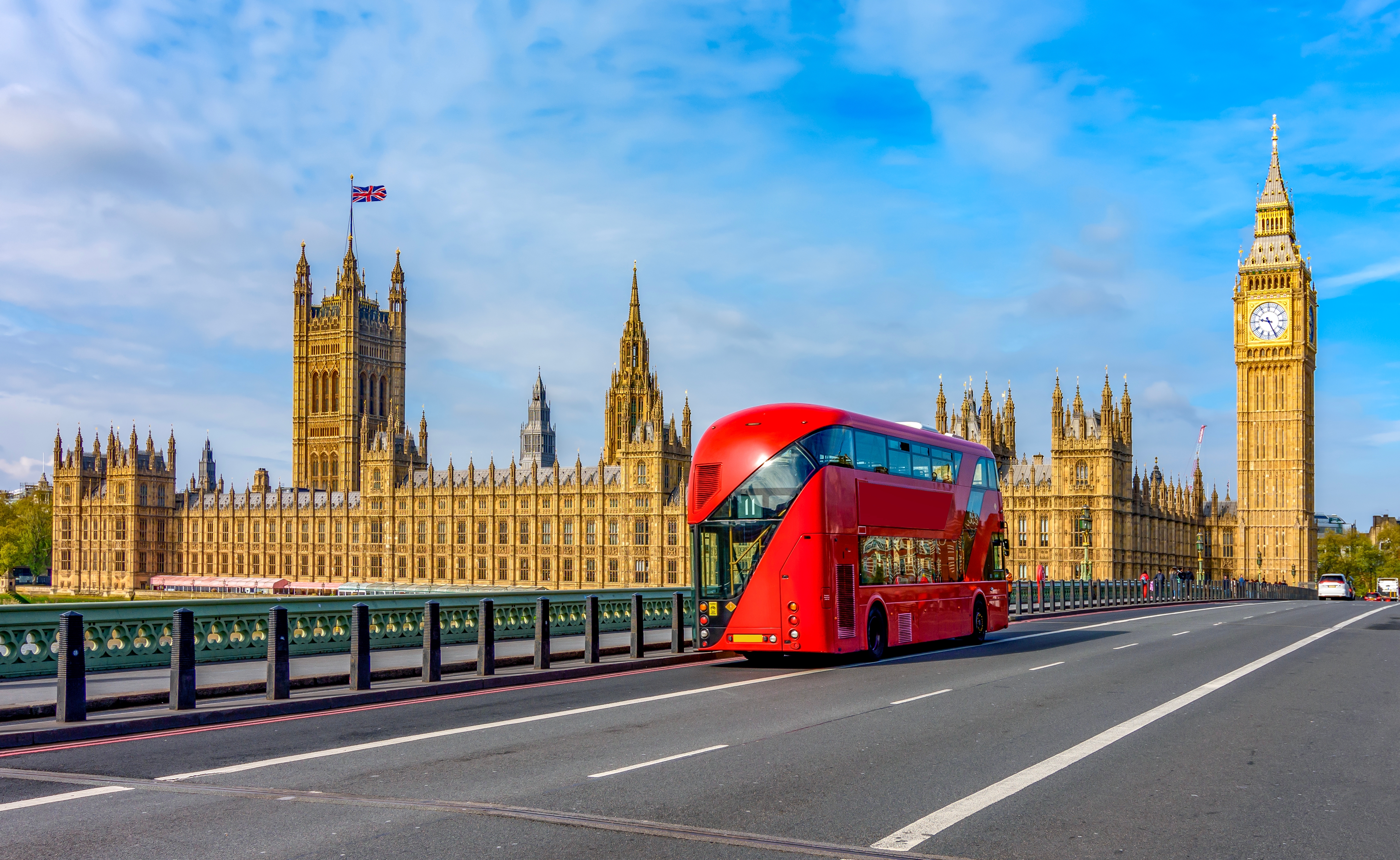 Rød dobbeltdækker på vejen foran Big Ben i London.