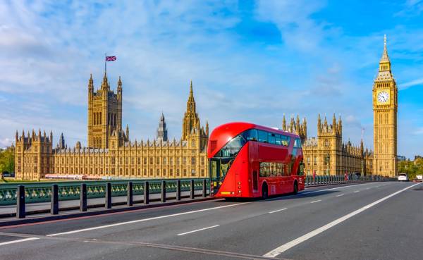 Rød dobbeltdækker på vejen foran Big Ben i London.