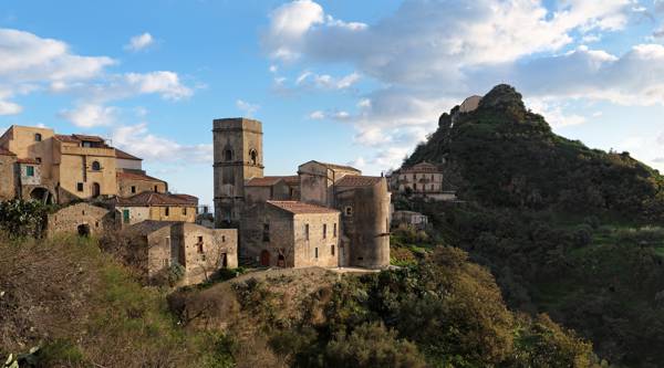 Den lille bjergby Savoca på Sicilien i Italien.