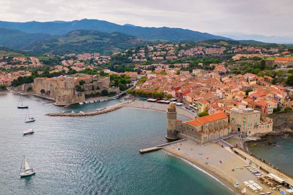 Luftfoto af den smukke fiskerby Collioure i Roussillon i Frankrig.