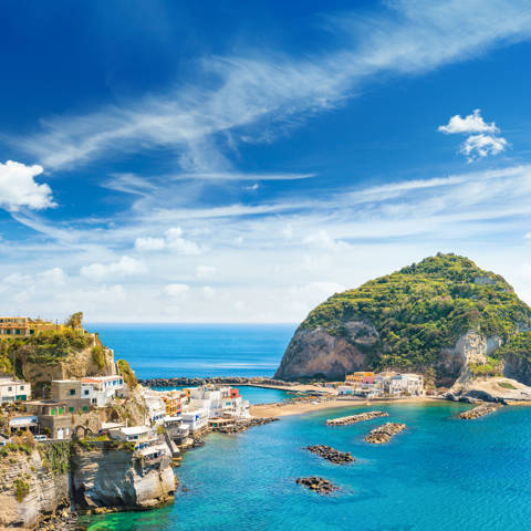 Den lille fiskerby Sant'angelo på den eksotiske vulkanø Ischia i Italien.