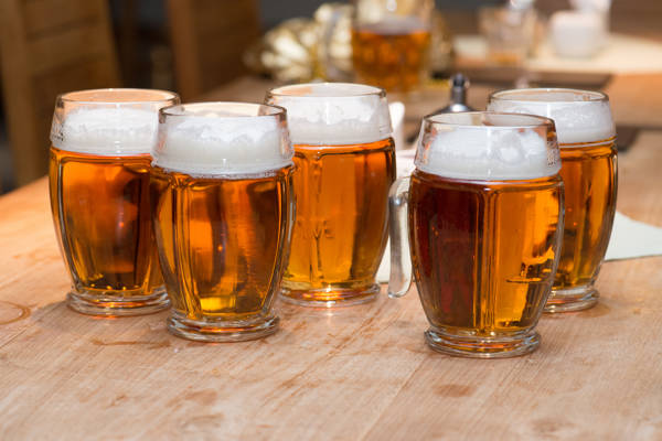 Fem glas med velskænket pilsner fra fad.