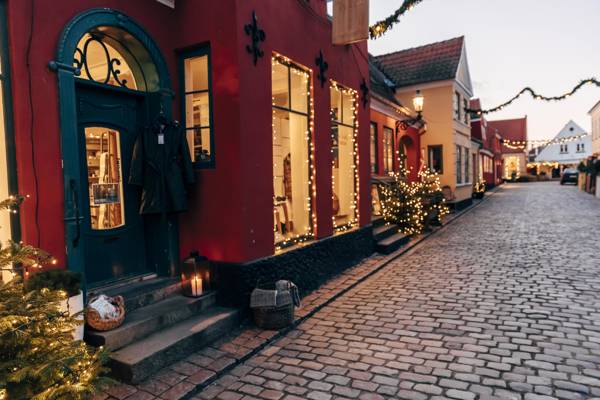 Juleudsmykning i de brolagte gader i Ærøskøbing på Ærø.