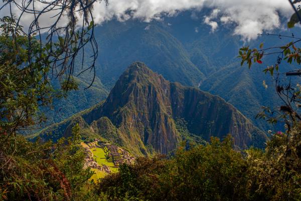 Panoramabillede af Macchu Picchu i Peru med Andesbjergene i baggrunden.
