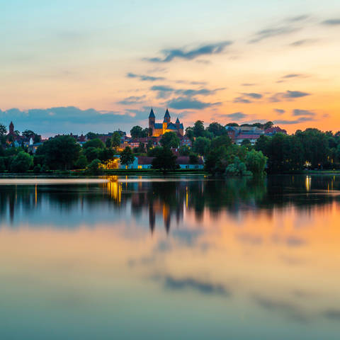 Aftensol over Viborg med domkirken i baggrunden.