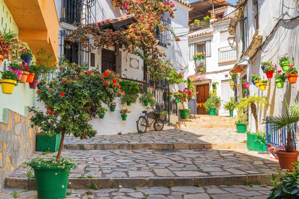 Brolagt gade i den lille by Estepona i Andalusien i Spanien.