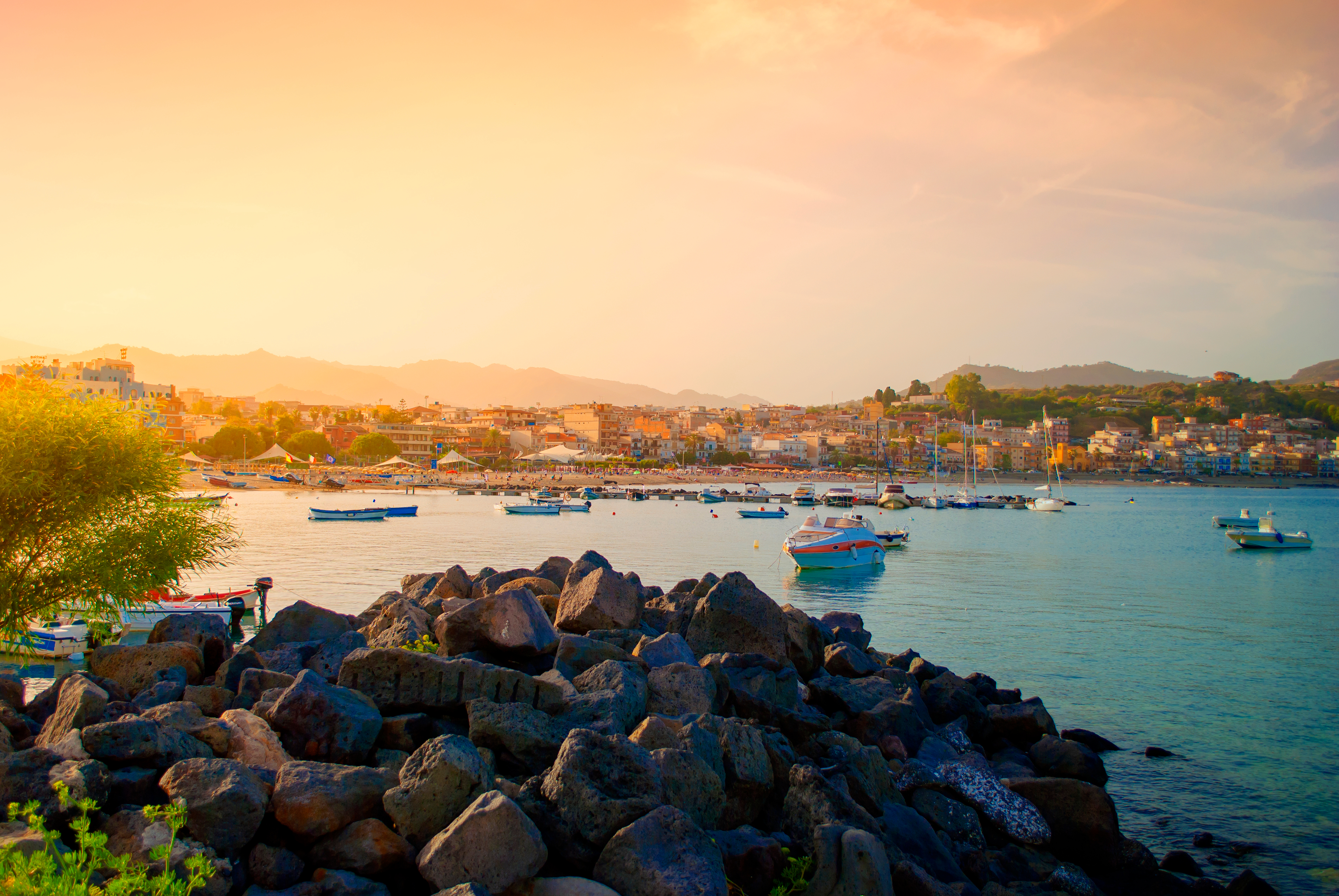 Små lystbåde i havnen ved Giardini Naxos på Sicilien.