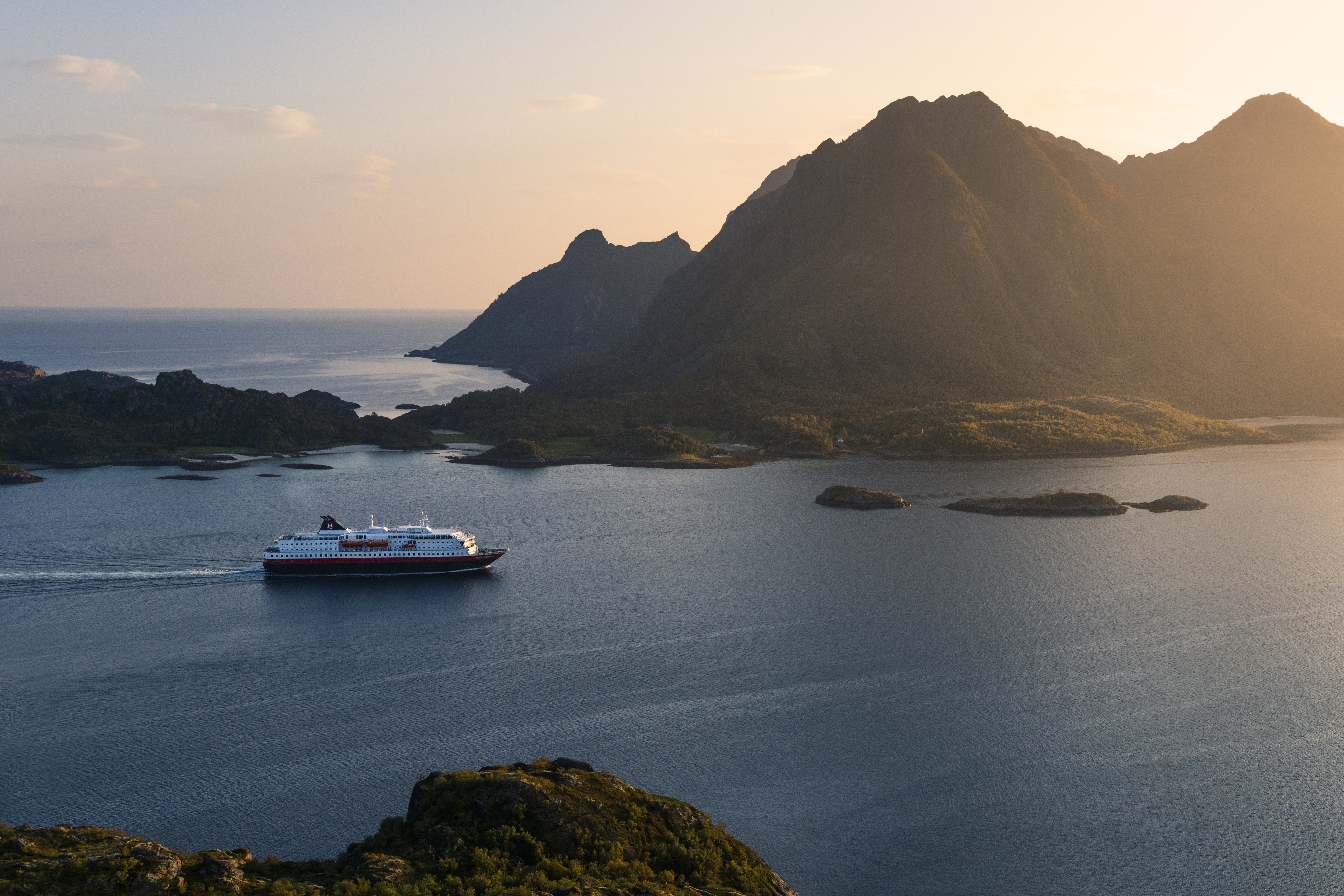 Det norske rederi Hurtigrutens skib MS Kong Harald. 