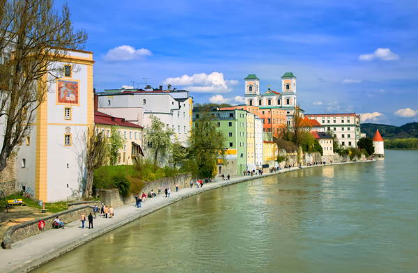 Promenade langs floden i Passau i Tyskland.