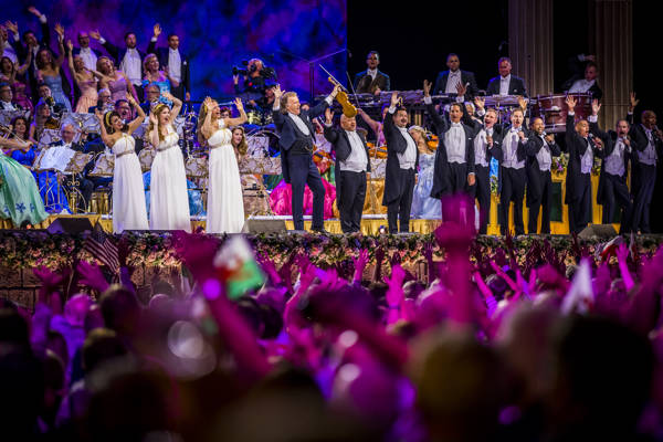 André Rieu giver koncert under åben himmel i hjembyen i Maastricht i Holland.