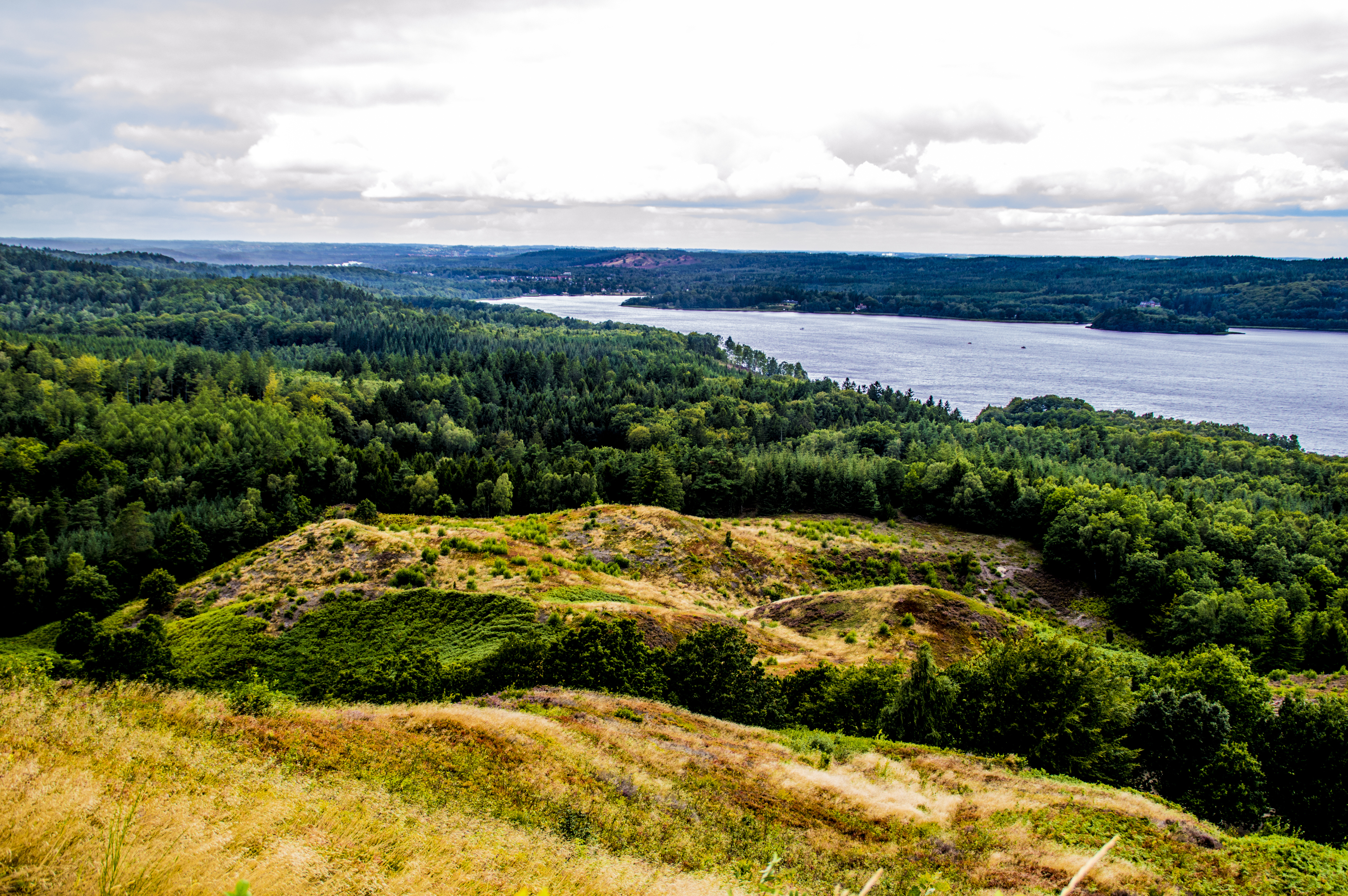Udsigten fra Himmelbjerget over Julsø ved Ry i Danmrk.