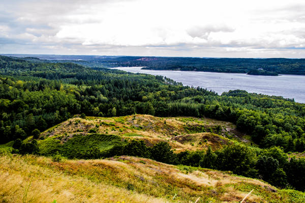 Udsigten fra Himmelbjerget over Julsø ved Ry i Danmrk.