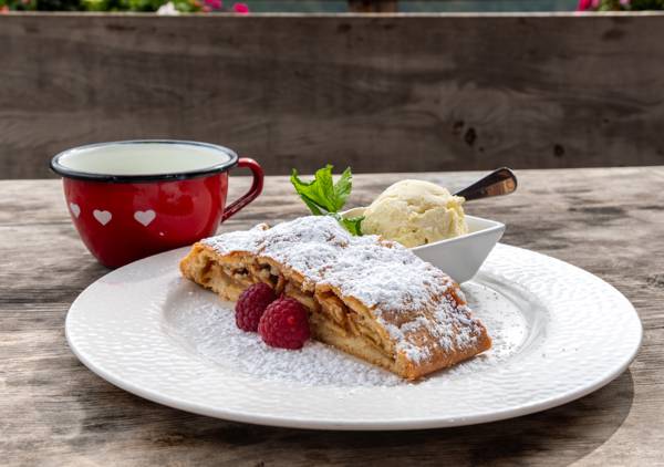 Øblestrudel, is og kaffe på en cafe i Østrig.