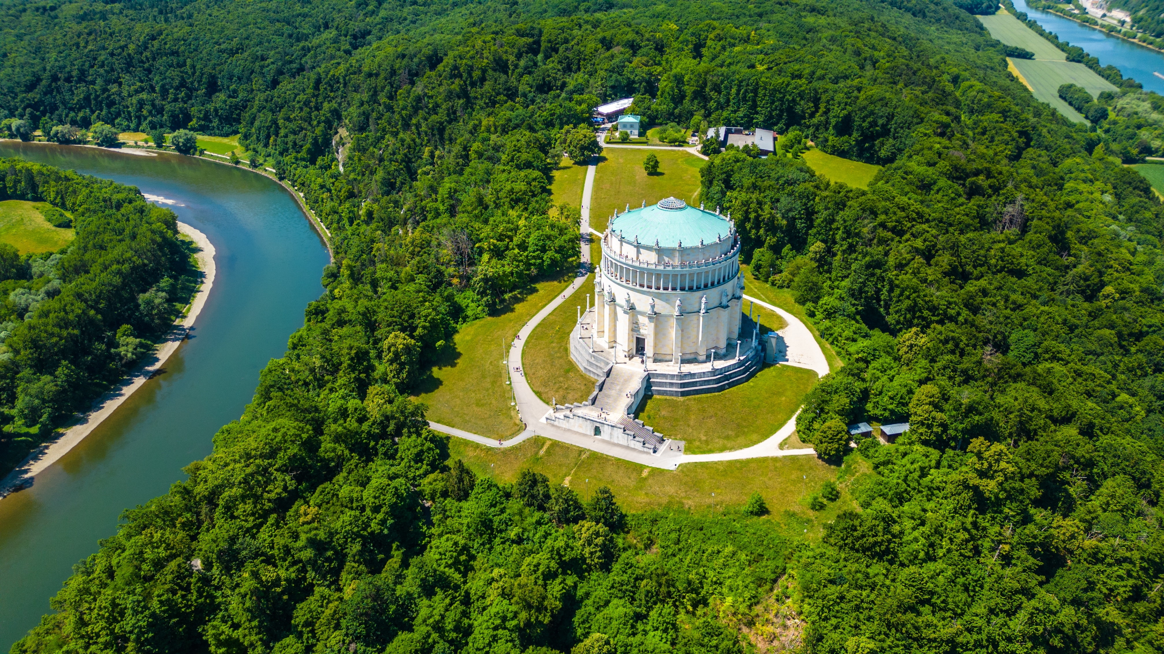 Luftfoto af mindesmærket Befreiungshalle ved bredden af Donau i Kelheim i Bayern i Tyskland.
