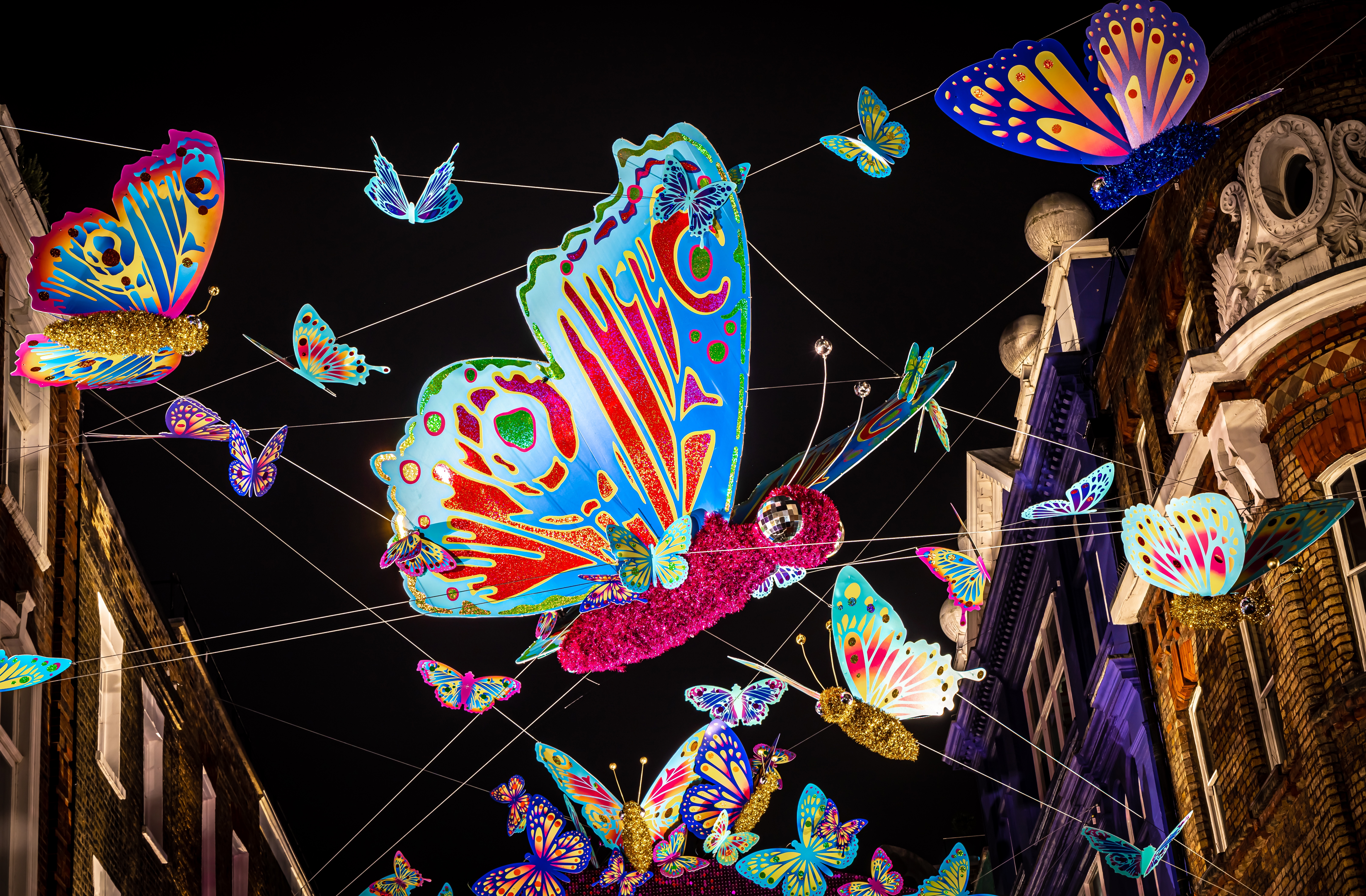 Store sommerfugle som pynt over Carnaby Street i London.