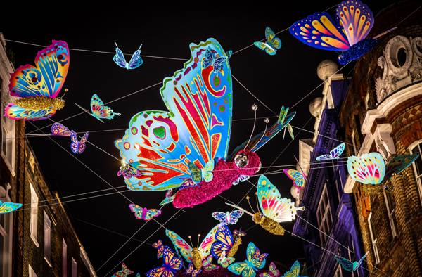 Store sommerfugle som pynt over Carnaby Street i London.