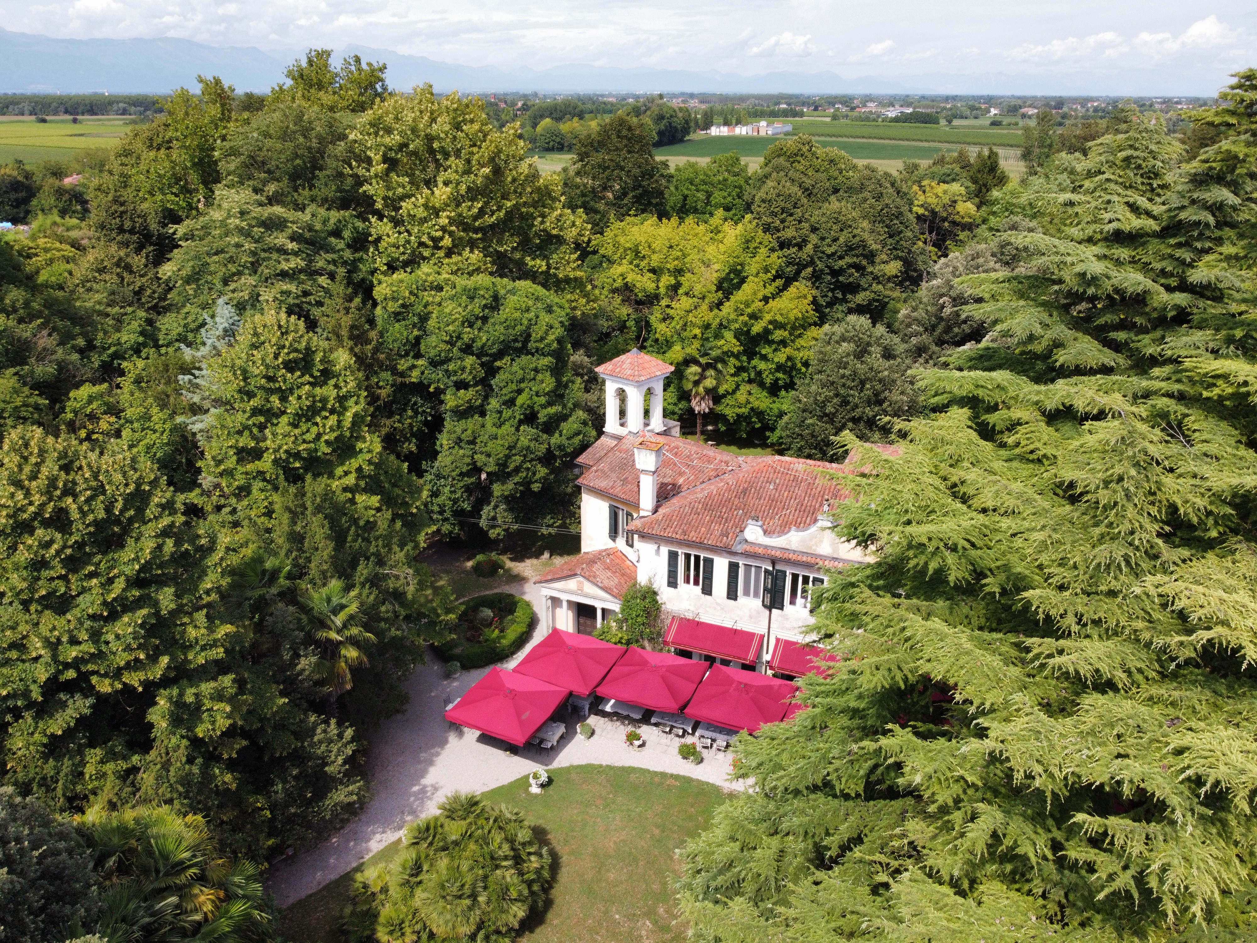 Luftfoto af hotellet Villa Luppis i Italien. 