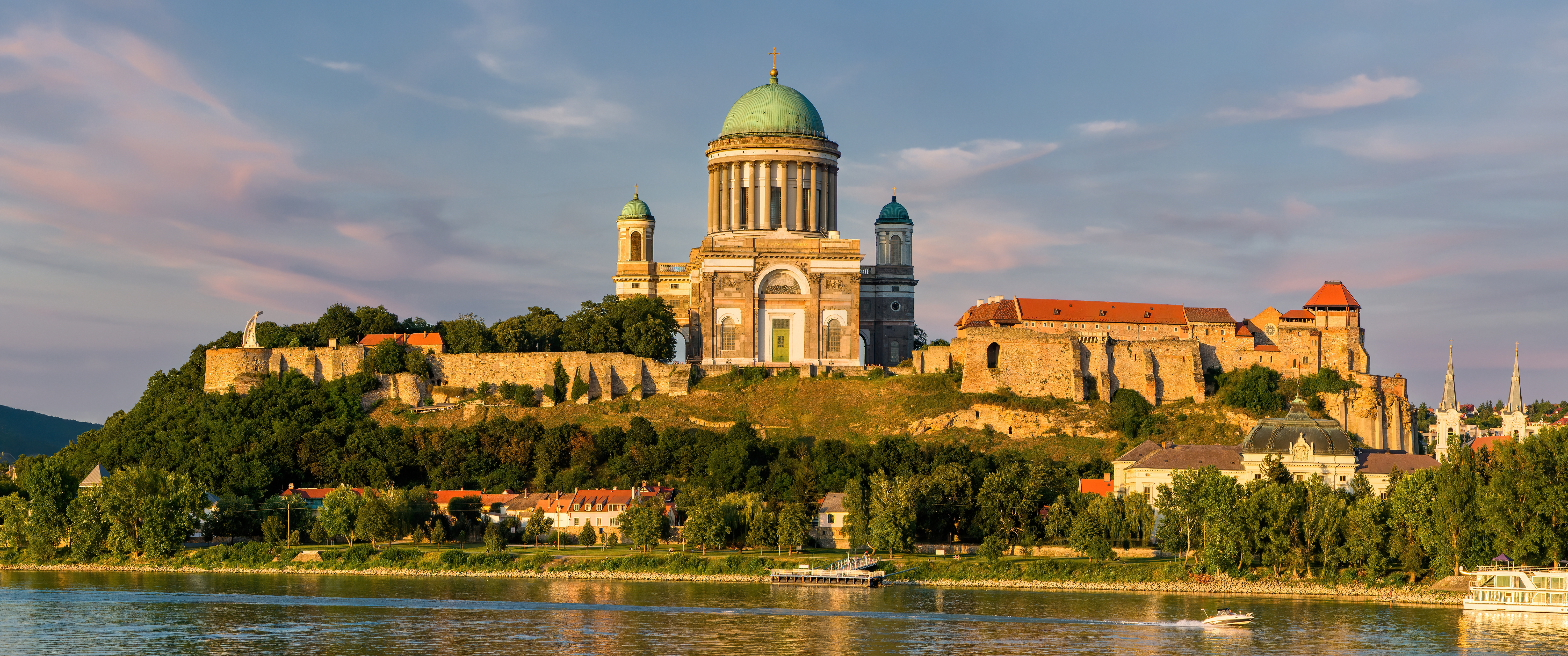 Esztergom domkirke ved Donau i Ungarn.