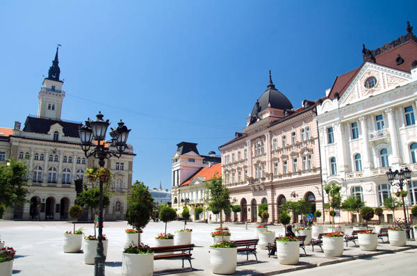 Det smukke torv Liberty Square i Novi Sad i Serbien.