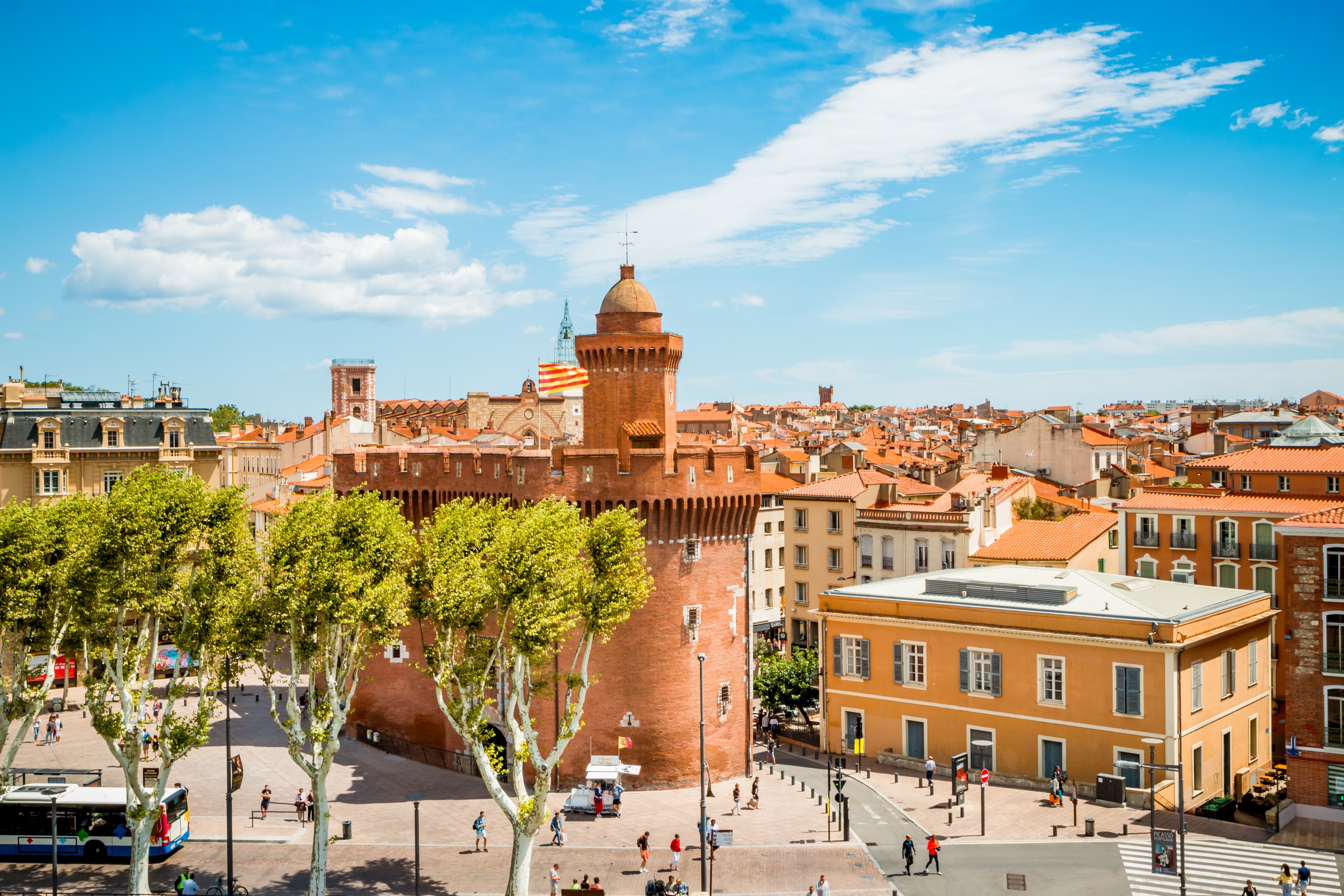 Castillet og byporten i Perpignan i Roussillon i Frankrig.