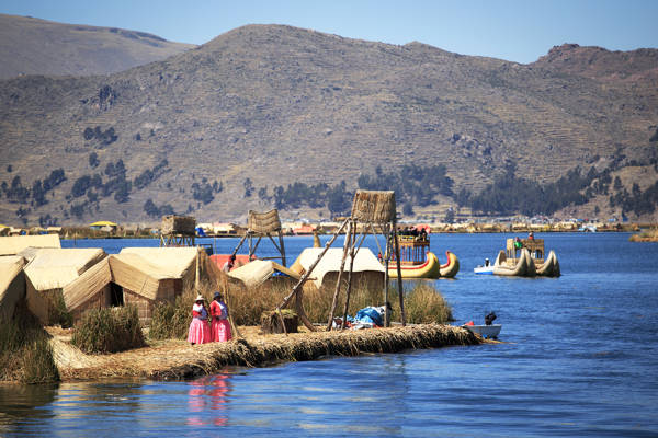 Uros-folket og deres flydende sivhuse på Titicaca-søen i Peru.