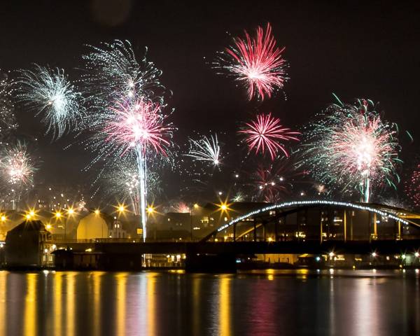 Fyrværkeri nytårsaften over Sønderborg og broen over Als Sund.