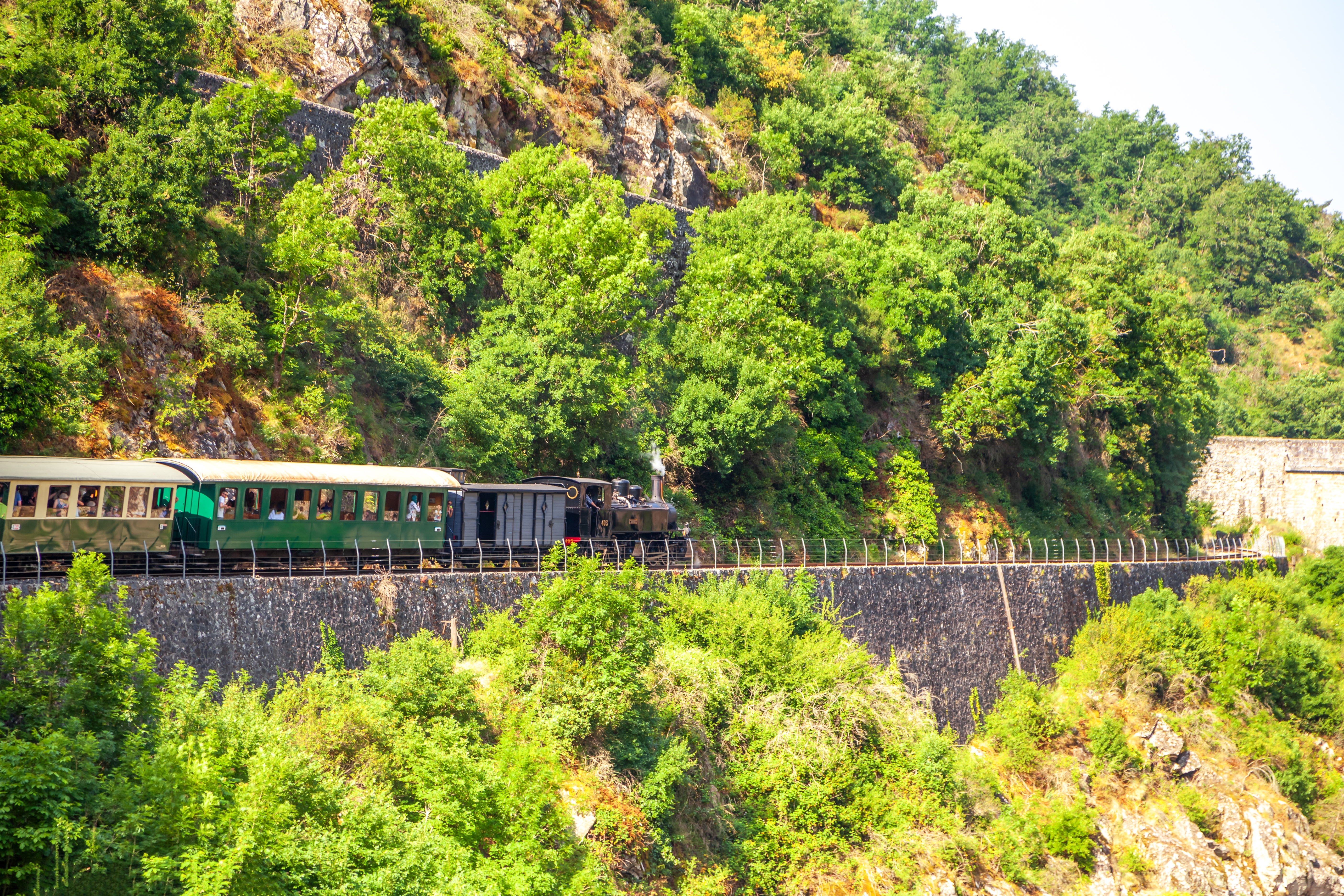 Veterantoget Train des Gorges, der kører i de imponerende slugter i Ardèche i Frankrig.