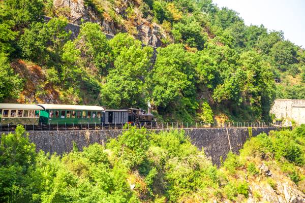 Veterantoget Train des Gorges, der kører i de imponerende slugter i Ardèche i Frankrig.