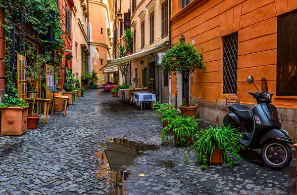 Hyggelig brostensbelagt gade i Trastevere i Rom i Italien.